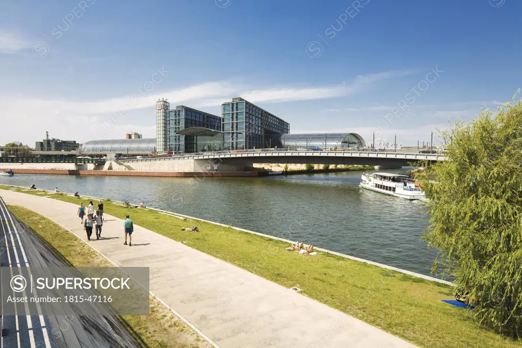 Germany, Berlin, Boat on Spree river, New Central Station in background