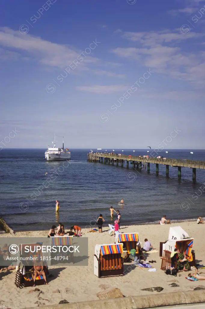 Germany, Mecklenburg-Vorpommern, Kühlungsborn, Beach and Pier