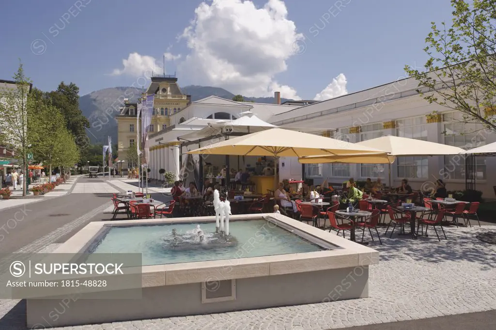 Austria, Salzkammergut, Bad Ischl, Sidewalk cafe and fountain
