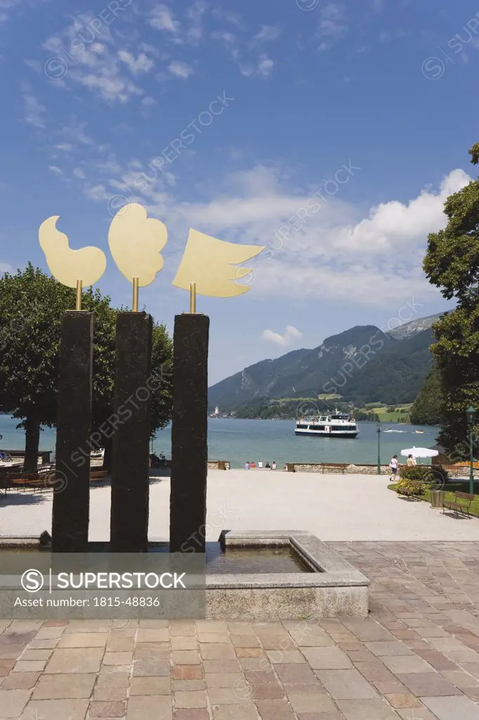 Austria, Lake Wolfgangsee, Excursion boat, fountain in foreground