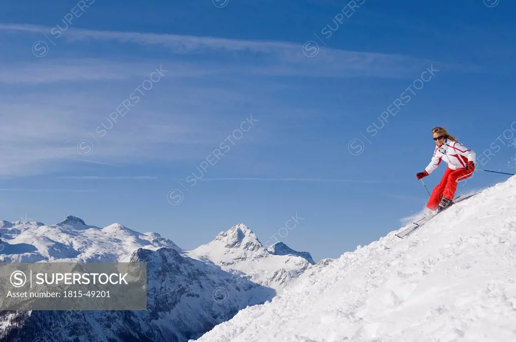 Austria, Salzburger Land, Altenmarkt_Zauchensee, Young woman skiing