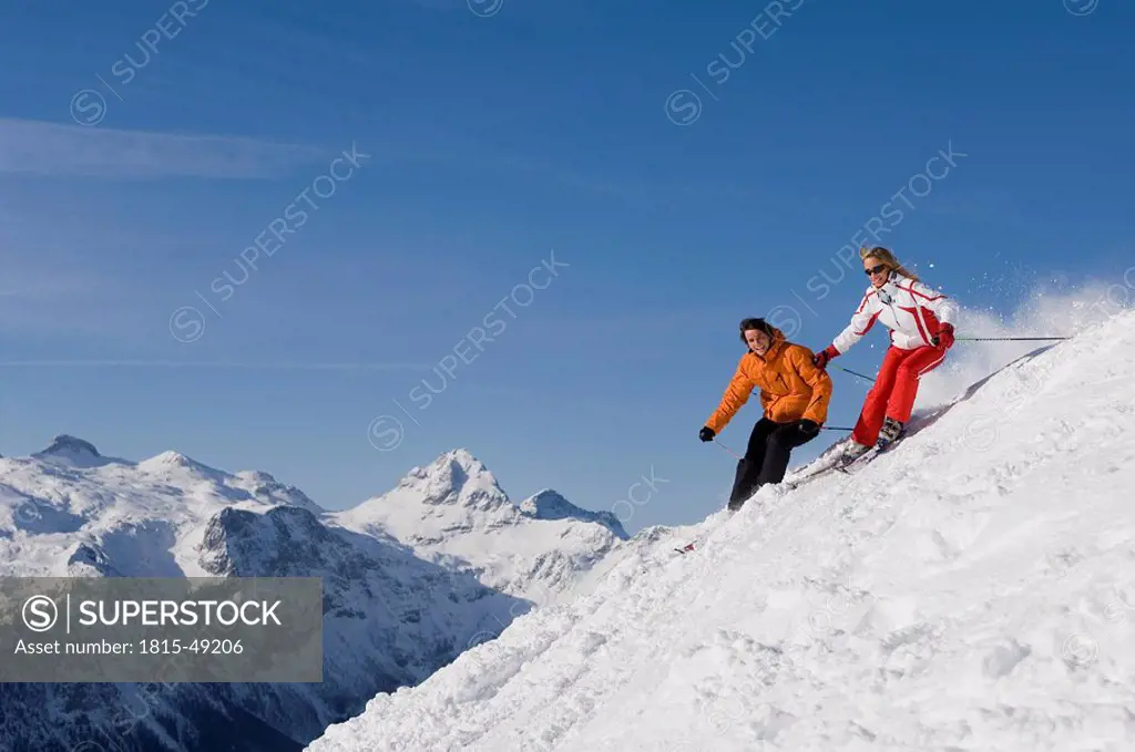 Austria, Salzburger Land, Altenmarkt_ Zauchensee, Young couple skiing