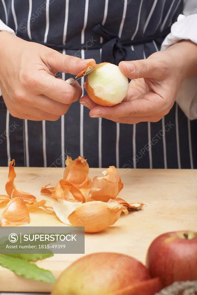 Person peeling an onion, close_up