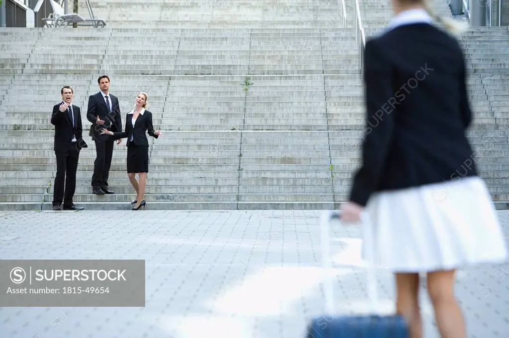 Germany, Baden_Württemberg, Stuttgart, Businesspeople waiting, businesswoman in foreground