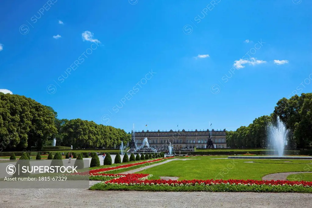 Germany, Bavaria, Herrenchiemsee Castle, Parkway with fountain
