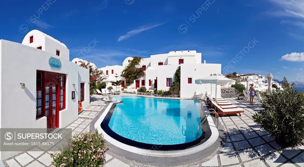 Greece, Cyclades, Thira, Santorini, Oia, View of hotel with pool and sun loungers