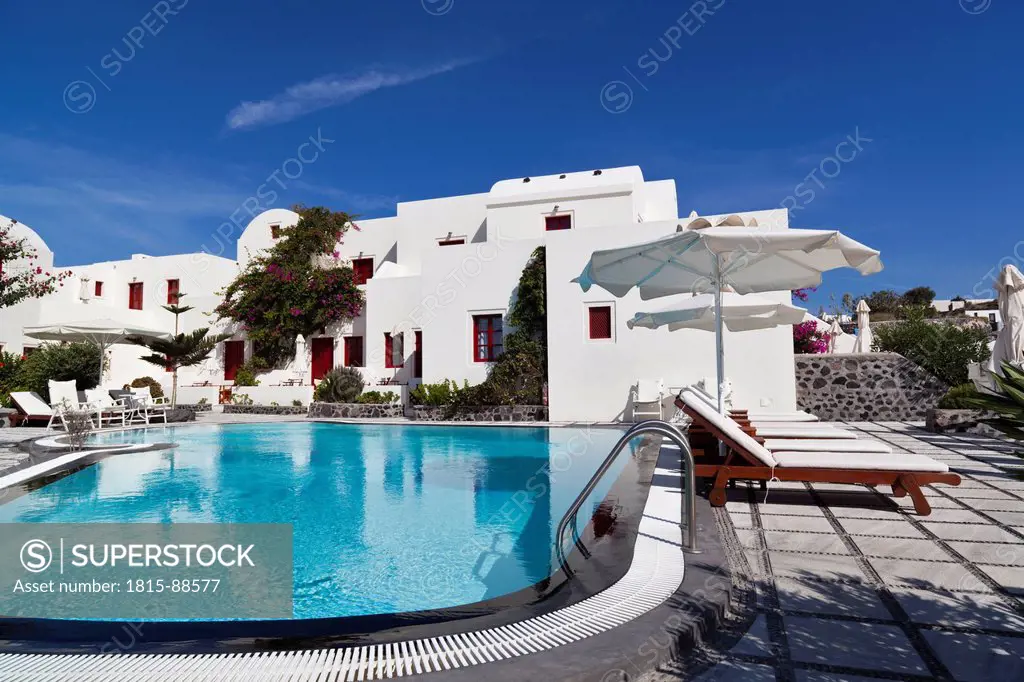 Greece, Cyclades,Thira, Santorini, Pool and sunloungers in Oia