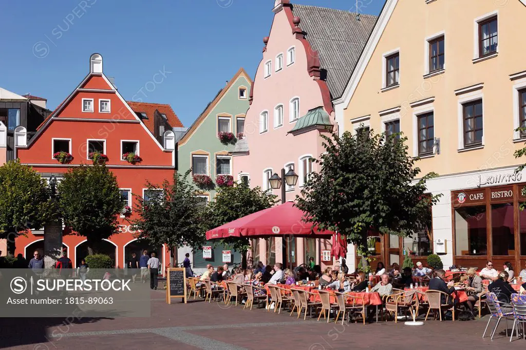 Germany, Bavaria, Upper Bavaria, People in sidewalk cafe