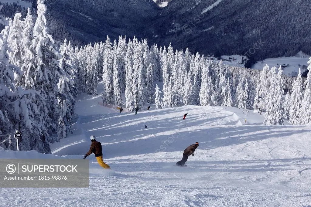 Austria, Styria, Schladminger Tauern, Snowboarders at ski area