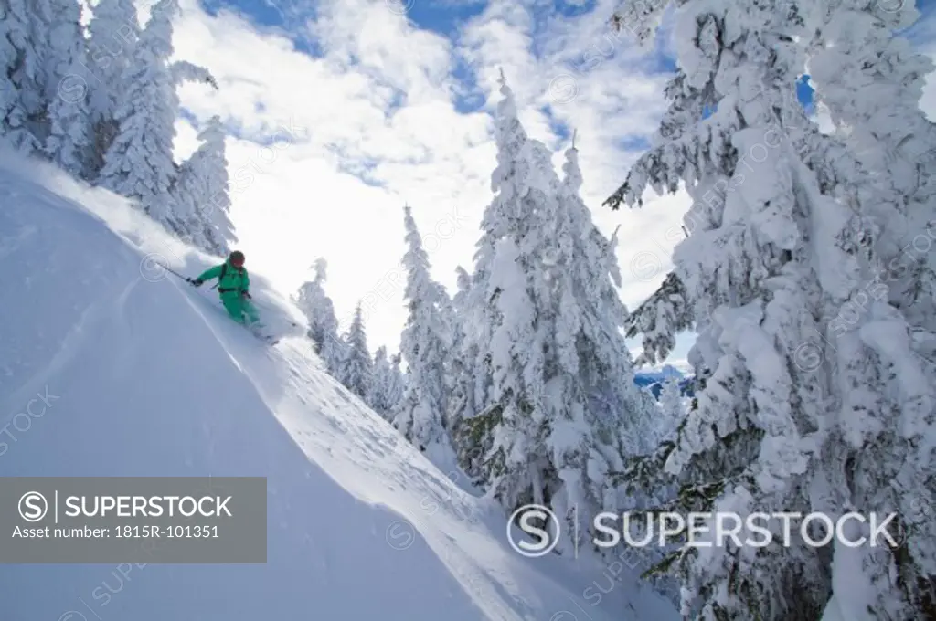 Austria, Tirol, Kitzbuehel, Man doing telemark Skiing