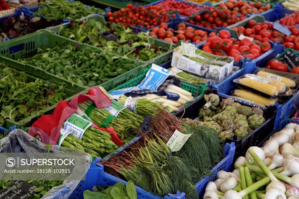 Germany, Bavaria, Munich, Viktualienmarkt, Variety of salads and vegetables at market stall