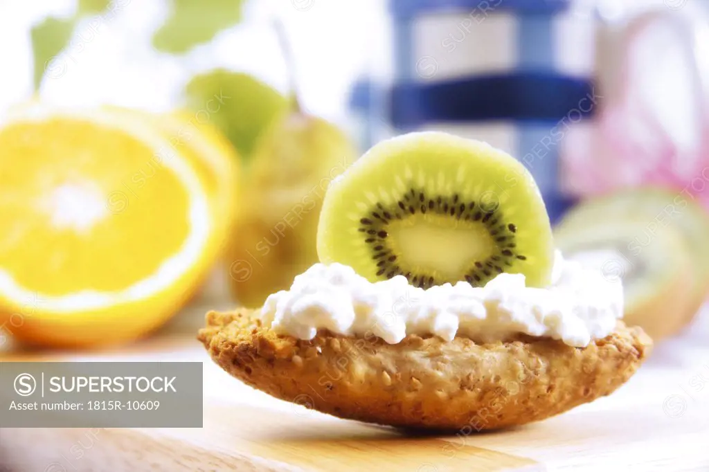 Crisp bread with cottage cheese and kiwi fruit, close-up
