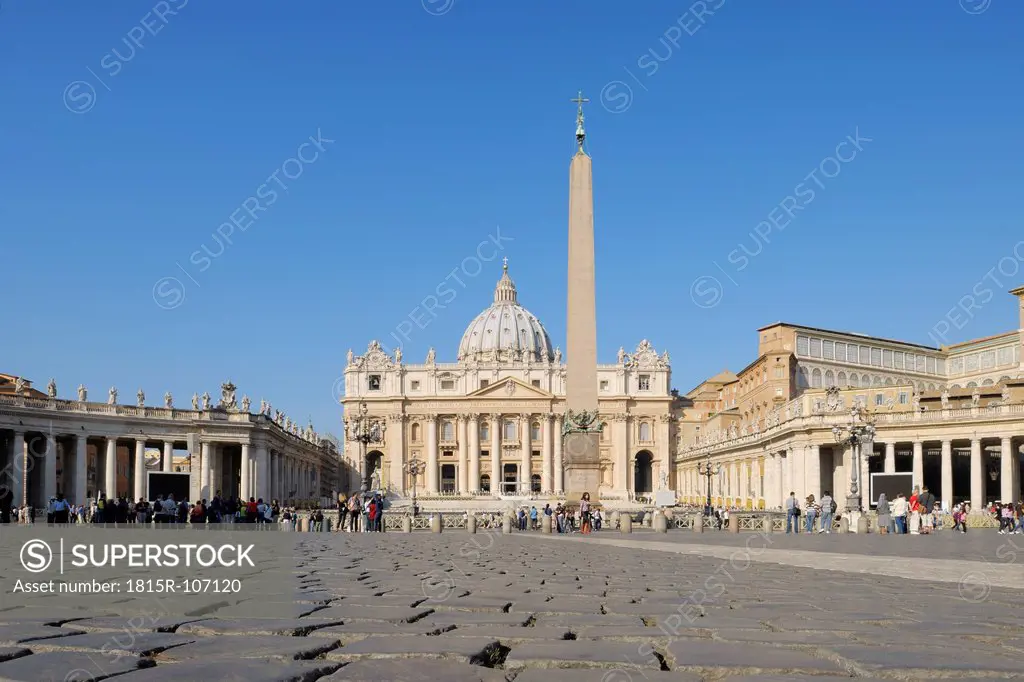 Europe, Italy, Rome, View of St. Peter´s Basilica and St. peter´s square at Vatican