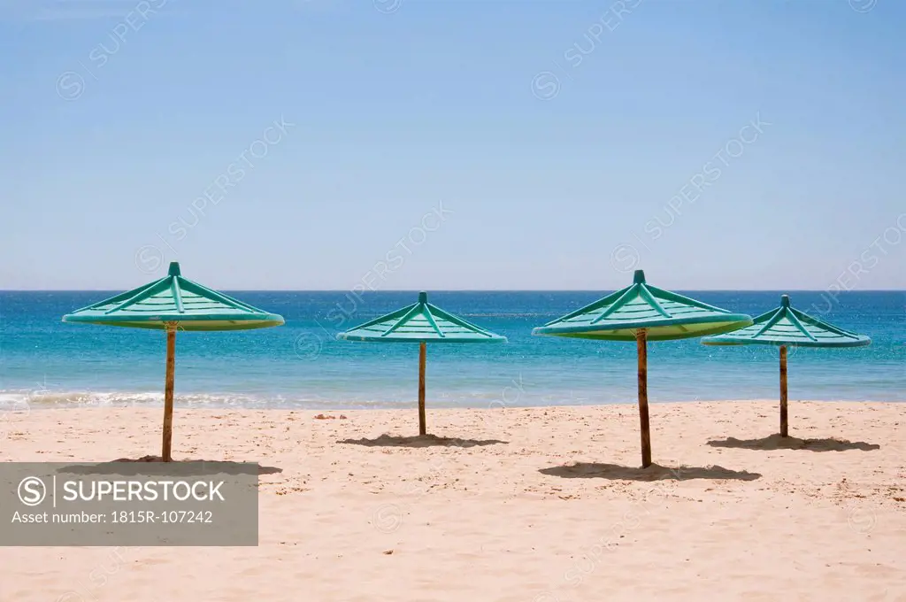 Portugal, Sagres, Cabo de Sao Vicente, Sunshades on beach