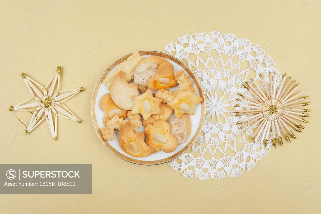 Plate of Christmas biscuits and straw star decoration