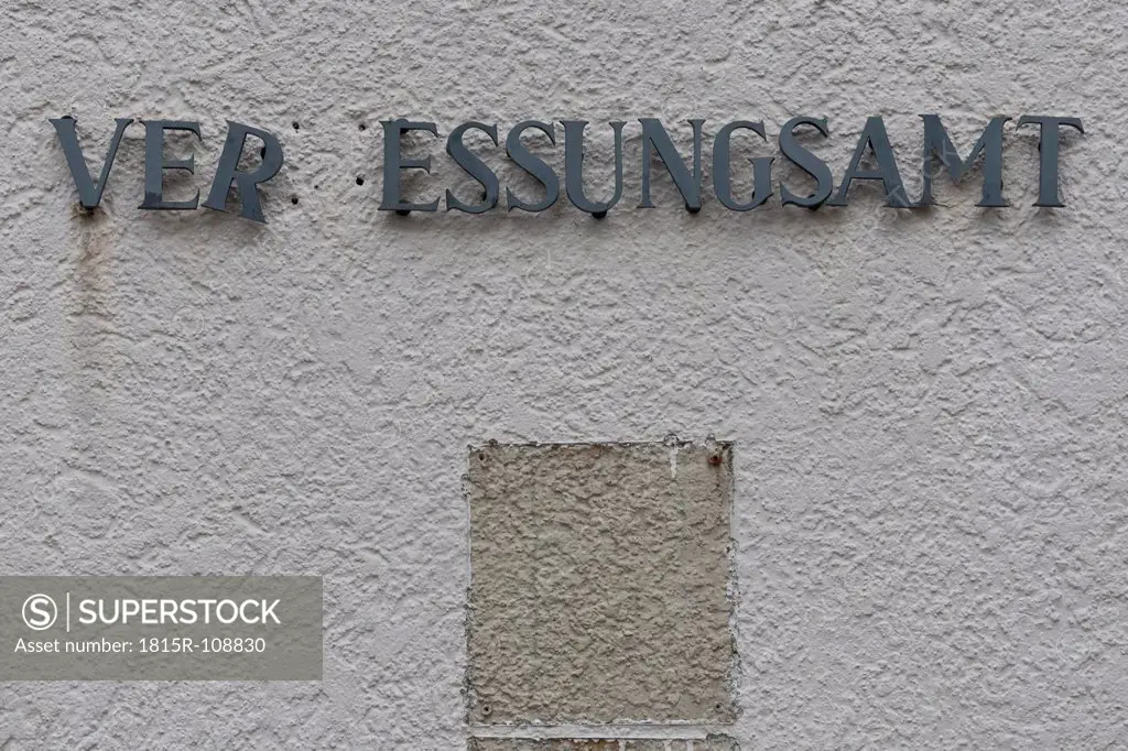 Germany, Baden Wuerttemberg, Missing letter on wall, close up