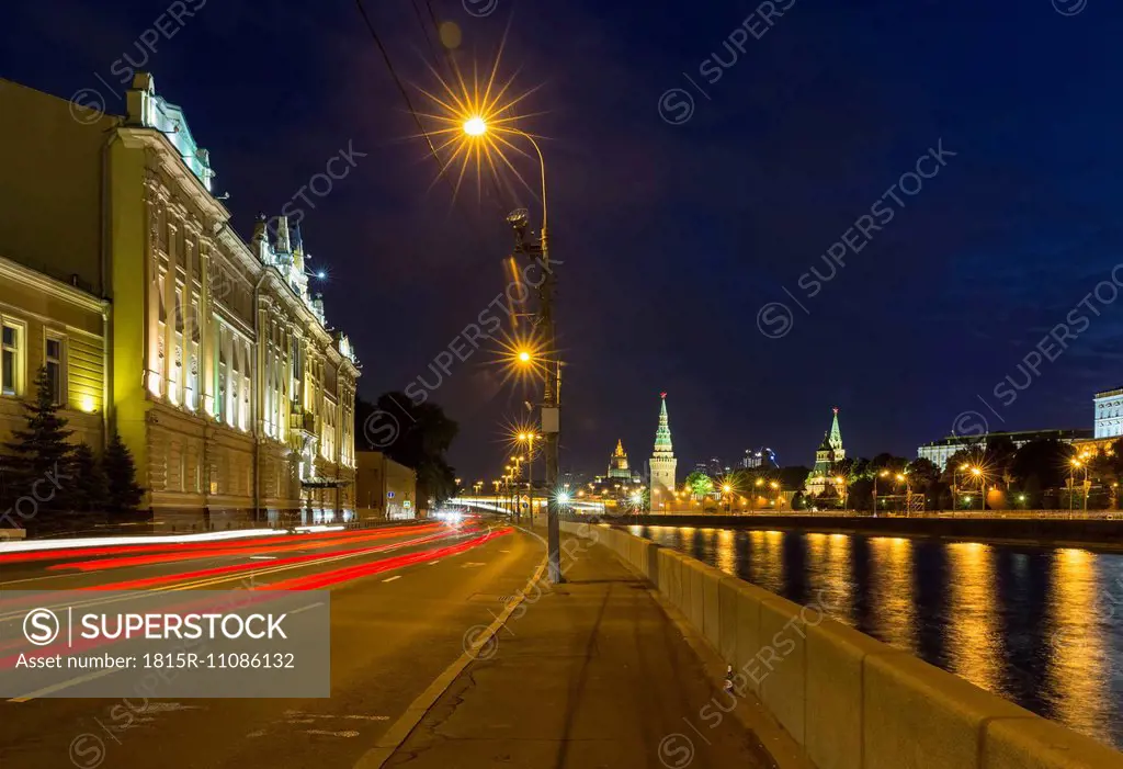 Russia, Moscow, Kremlin, Street at the Moskva river with view of the Kremlin