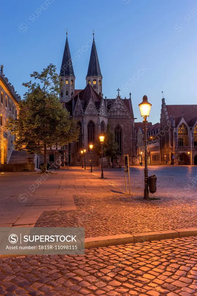 Germany, Lower Saxony, Braunschweig, Old town market square, Parish church St. Martini in the evening