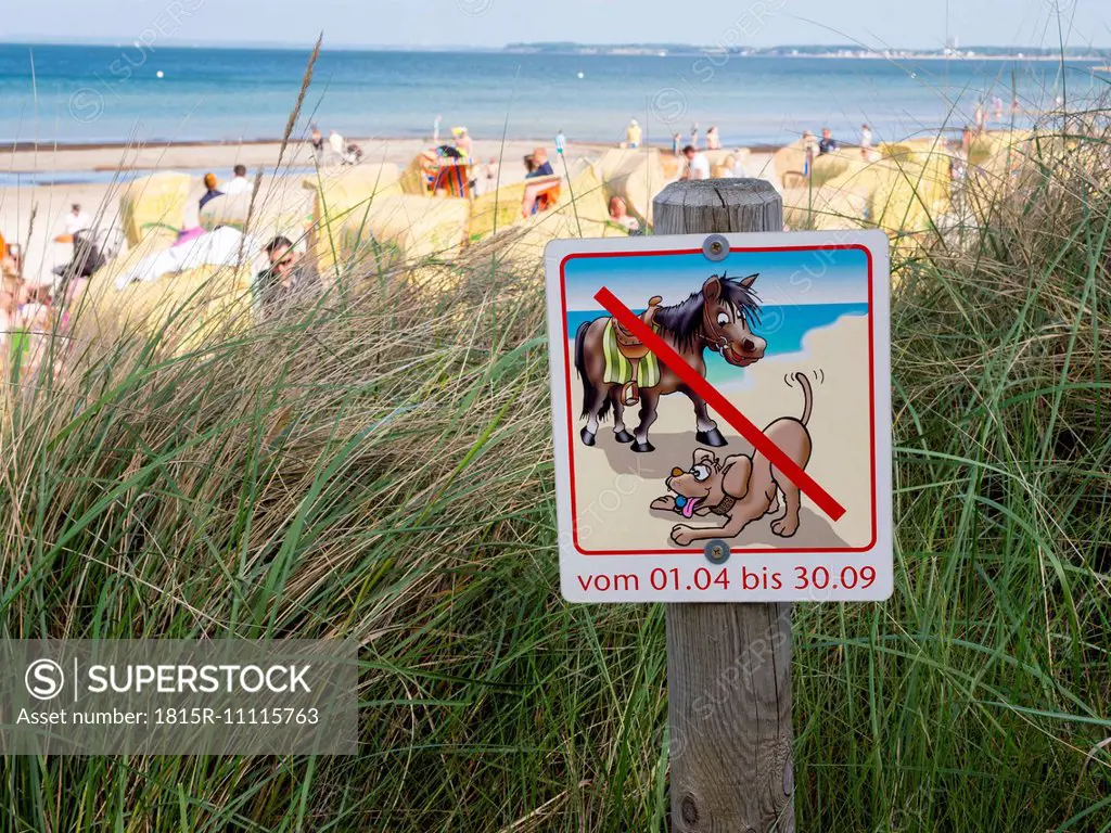 Germany, Schleswig-Holstein, Scharbeutz, no dogs and horses sign at beach