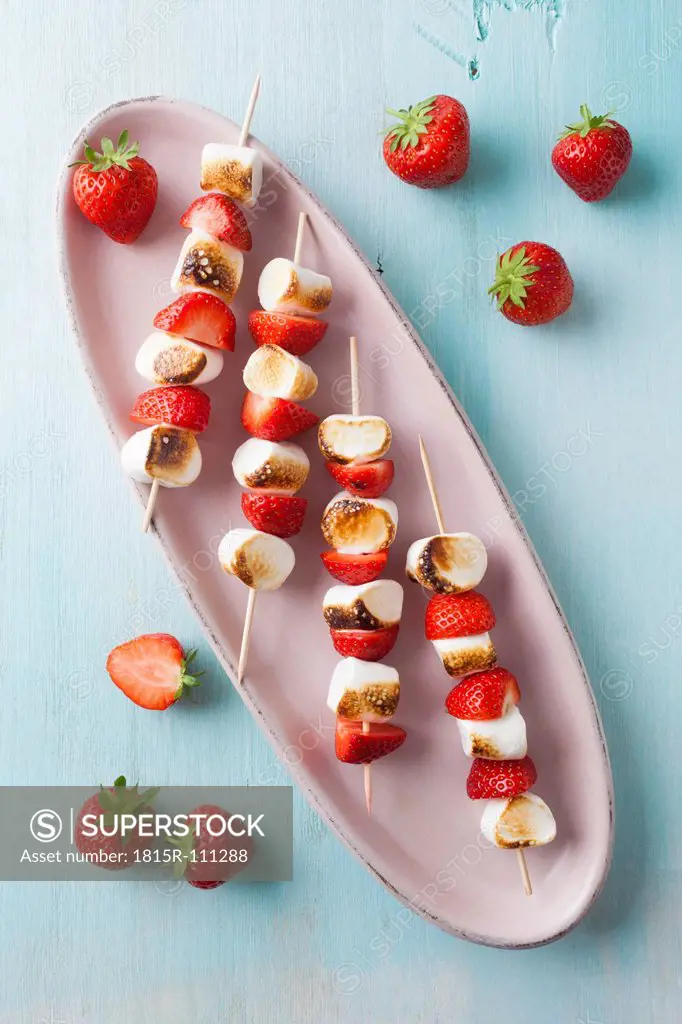 Marshmallow and strawberry skewers in tray