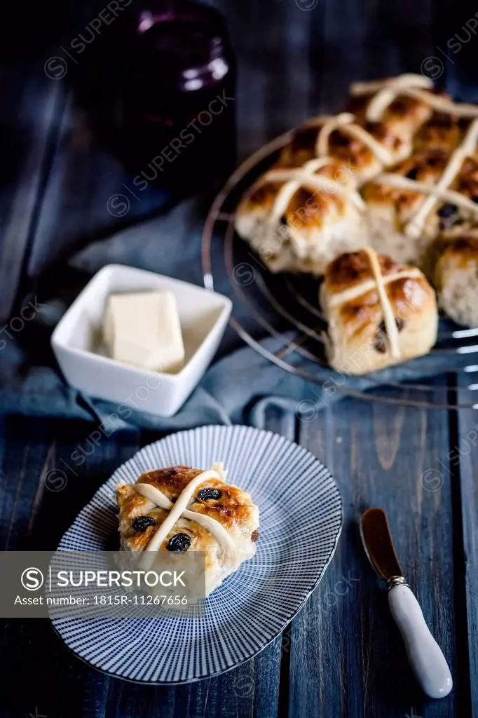 Hot-Cross-Buns with raisins, blackcurrant jelly and butter