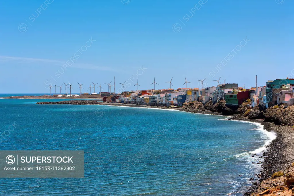 Spain, Canary Islands, Gran Canaria, Santa Lucia de Tirajana, Pozo with wind turbines