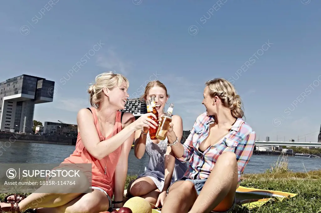 Germany, Cologne, Young women drinking beer