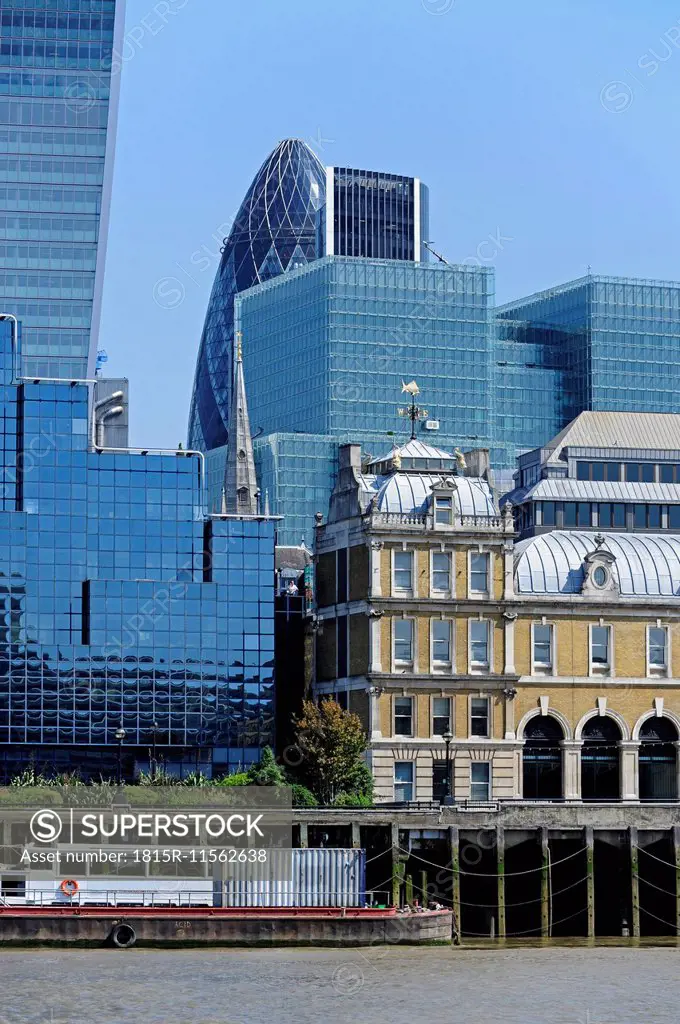 UK, London, City of London, Old Billingsgate Market in front of the financial district