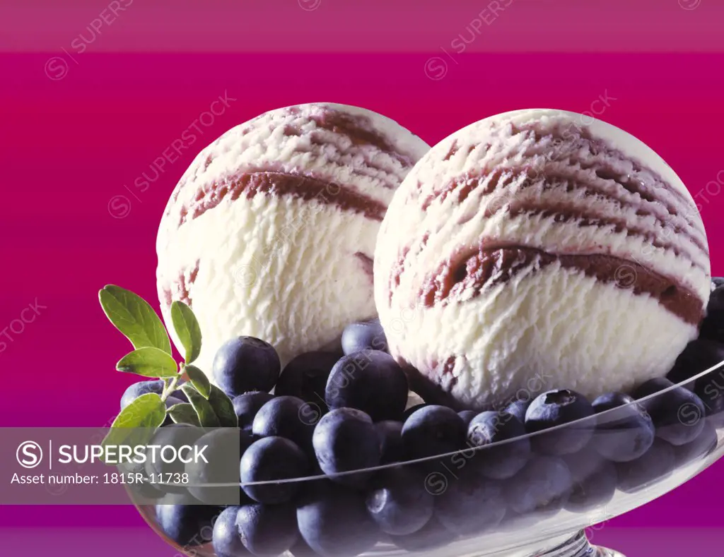 Blueberry yoghurt ice cream, close-up