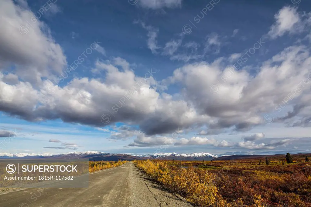 USA, Alaska, View of Denali Highway in autumn