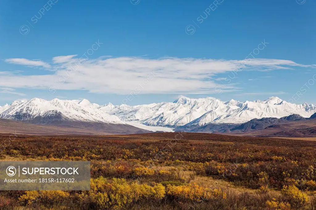 USA, Alaska, Landscape along Denali Highway in autumn with Alaska Range