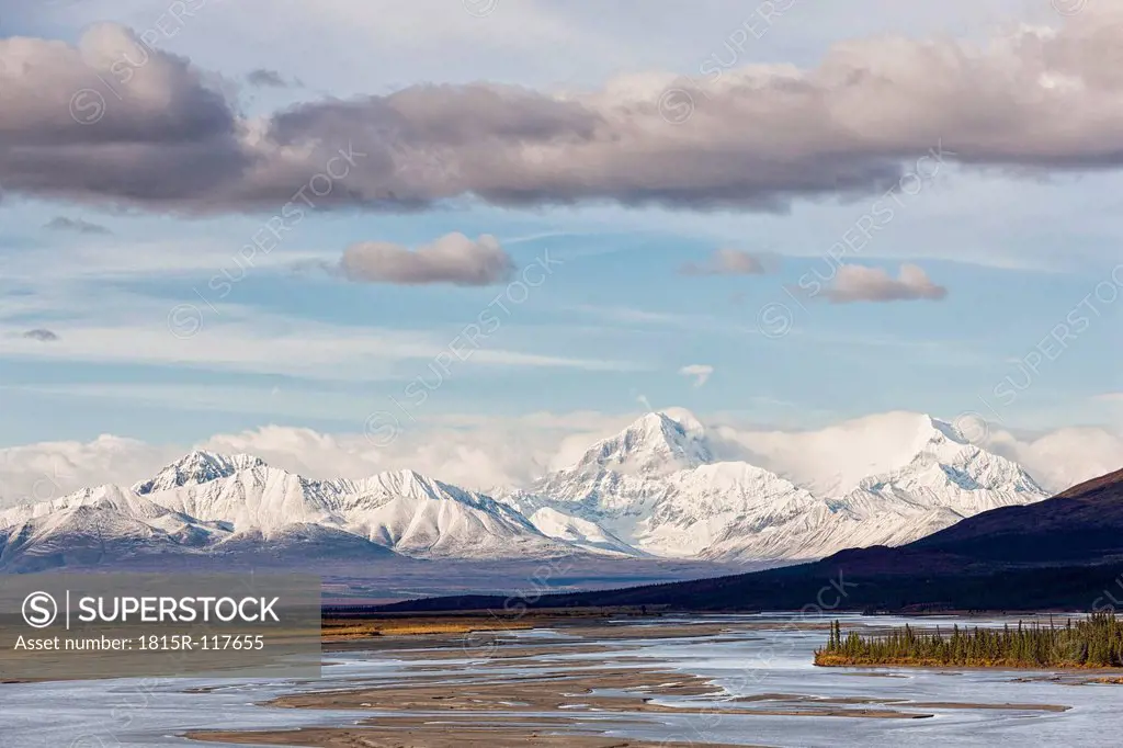 USA, Alaska, View of Susitna River and landscape in autumn