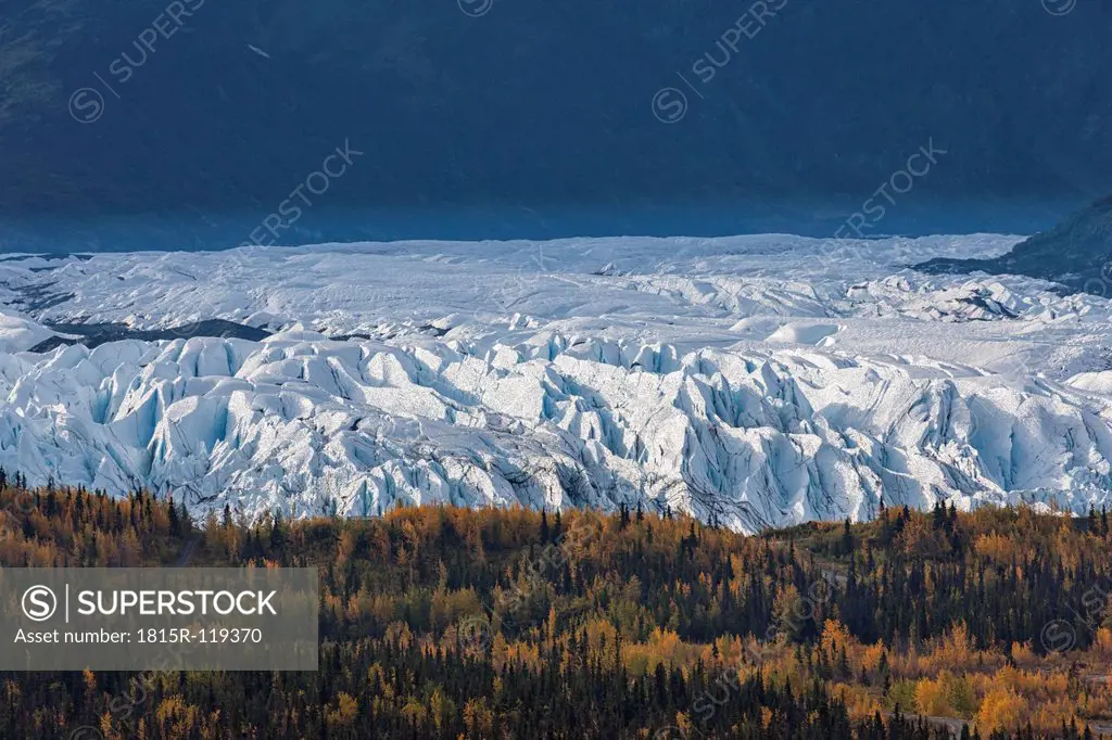 USA, Alaska, View of Chugach Mountains, Matanuska Glacier and Matanuska River in autumn