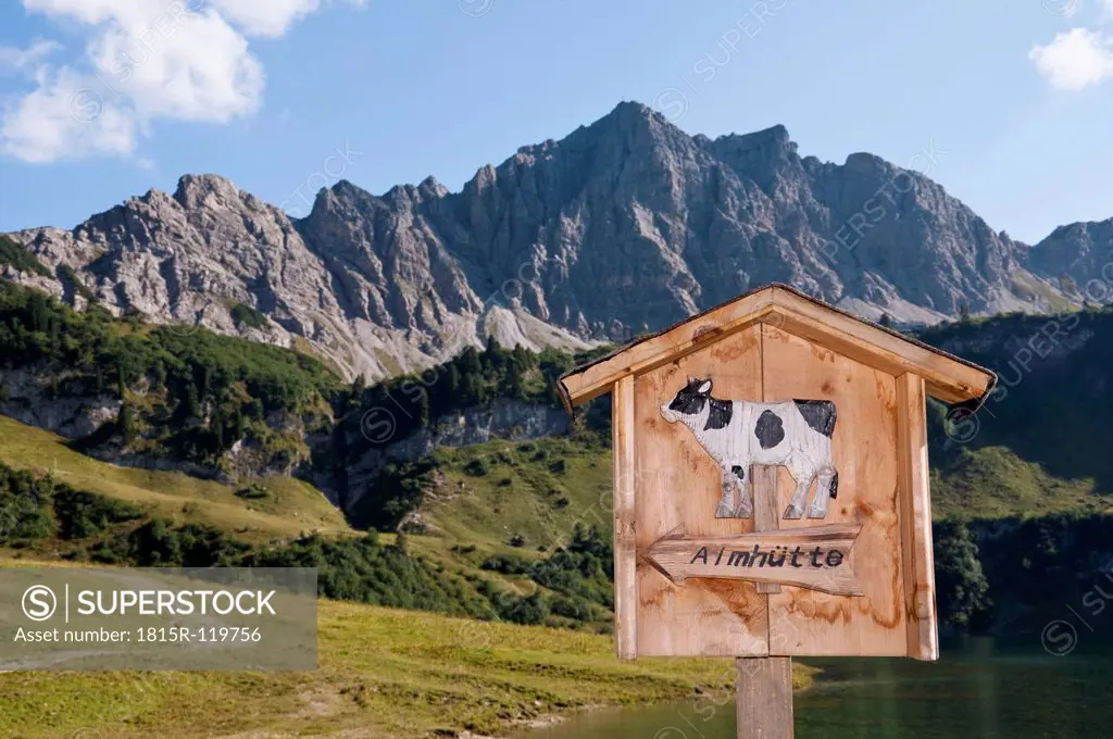 Austria, View of Lake Traualpsee with direction sign, Lachenspitze in background