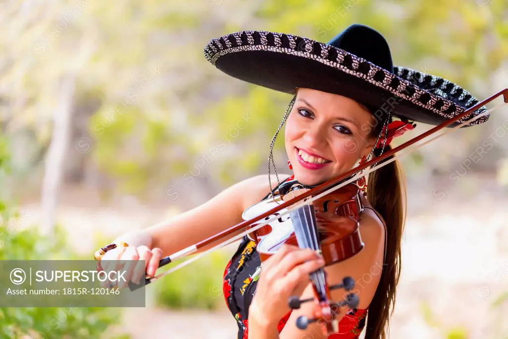 USA, Texas, Young woman playing violin, smiling, portrait