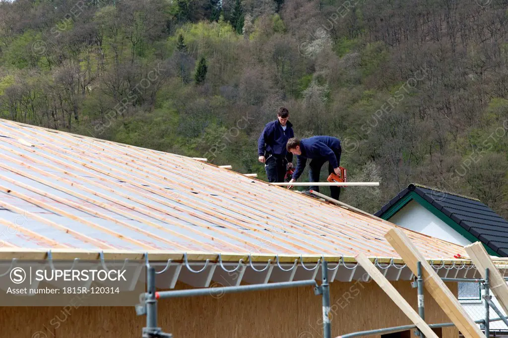 Europe, Germany, Rhineland Palatinate, Workers placing roof on house
