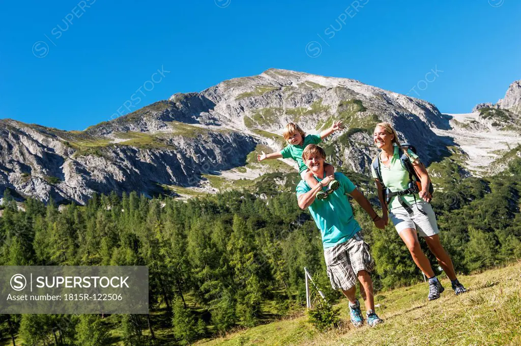 Austria, Salzburg, Family hiking at Altenmarkt Zauchensee