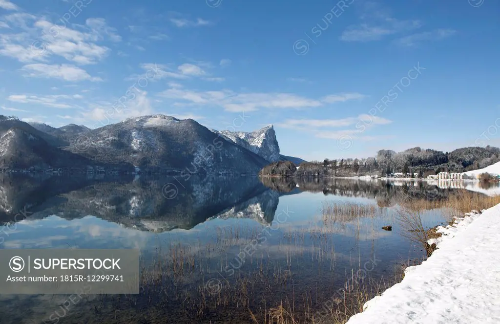 Austria, Upper Austria, Salzkammergut, Lake Mondsee and Drachenwand in winter