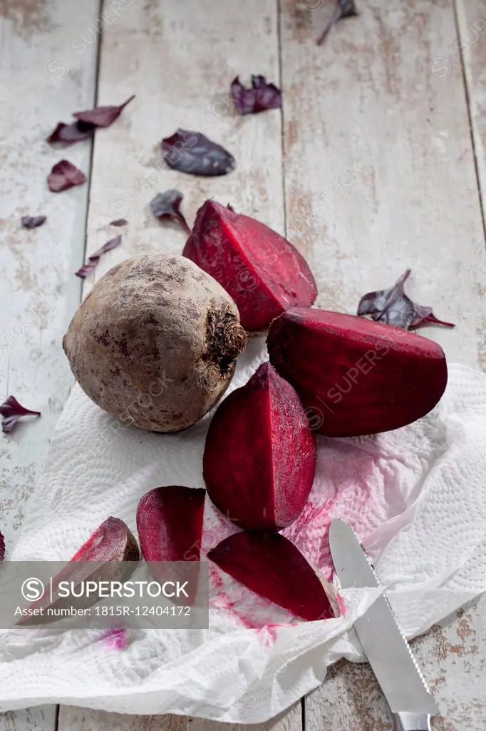 Sliced and whole beetroot on kitchen paper