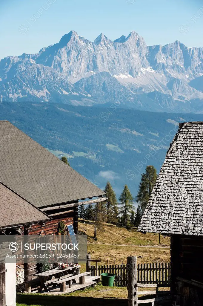 Austria, Altenmarkt-Zauchensee, couple at alpine cabin in mountainscape