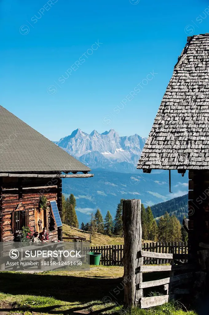 Austria, Altenmarkt-Zauchensee, couple at alpine cabin in mountainscape