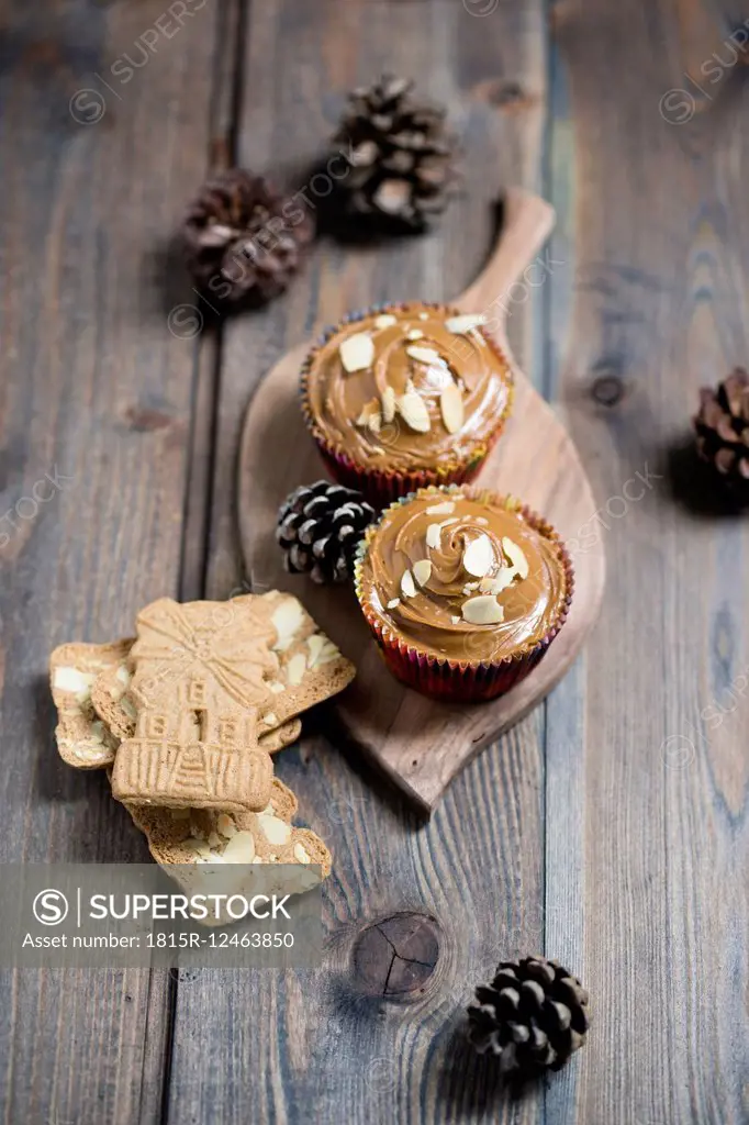 Cup cakes with almond biscuit mousse on wooden board