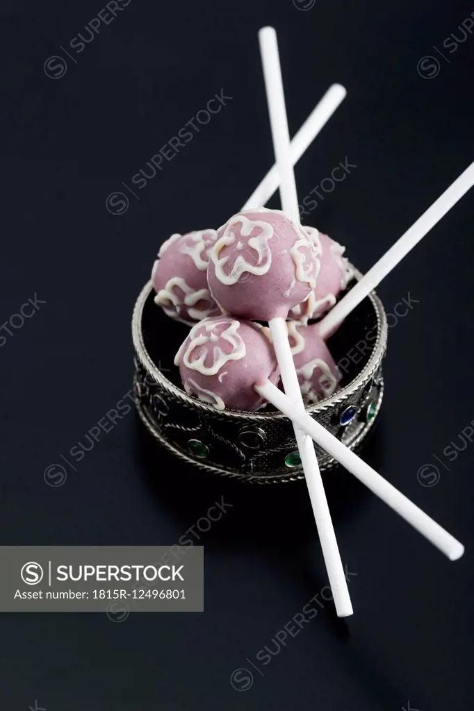 Cake pops with floral ornaments