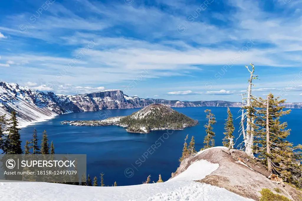 USA, Oregon, Crater Lake National Park, Vulkan Mount Mazama, Crater Lake and Wizard Island