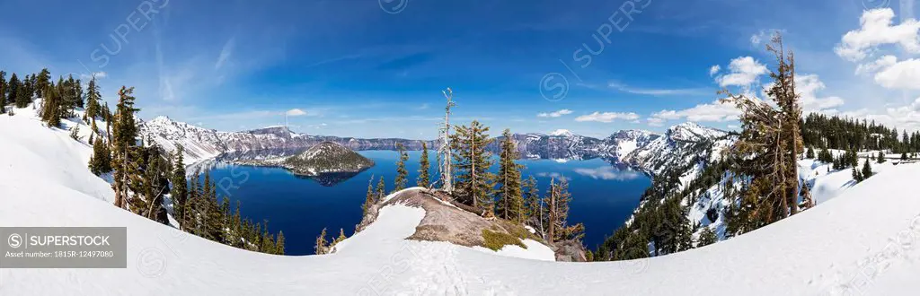 USA, Oregon, Crater Lake National Park, Vulkan Mount Mazama, Crater Lake and Wizard Island with Mount Scott in winter