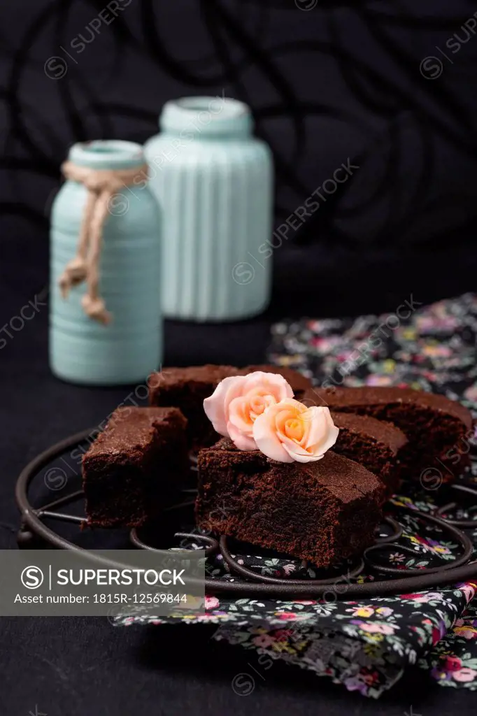 Brownies with roses of sugar
