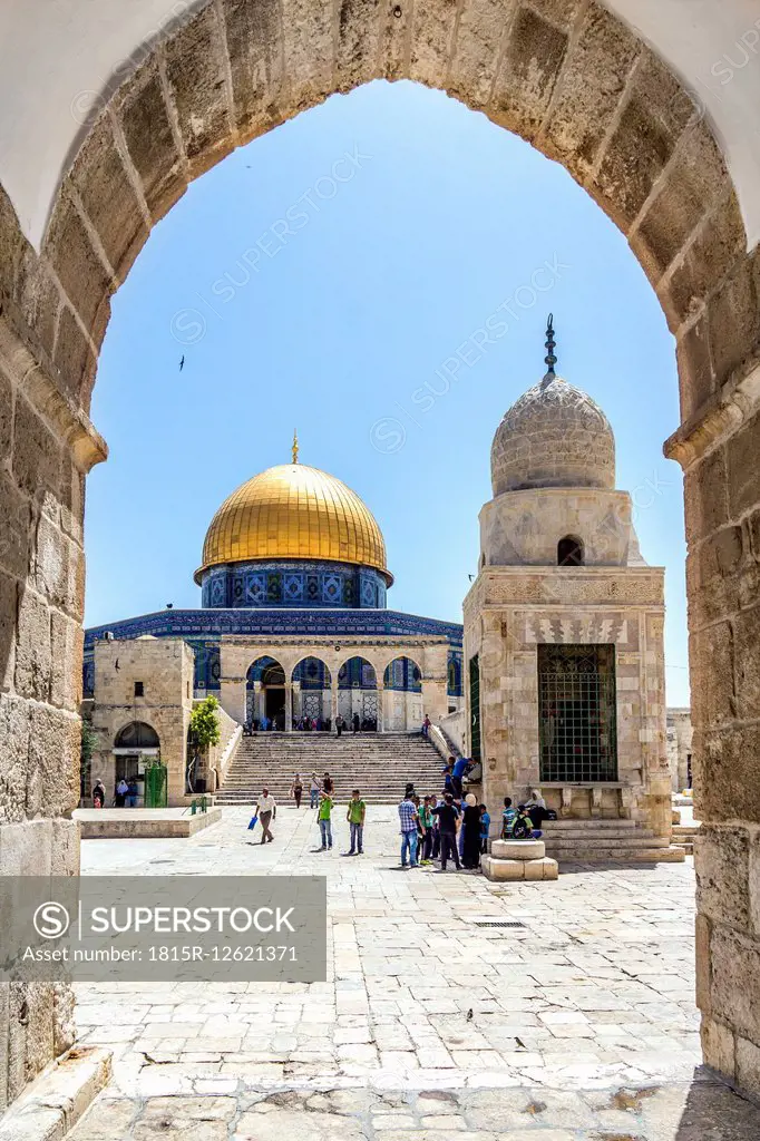 Israel, Jerusalem, view through arch to Dome of the Rock at temple mount