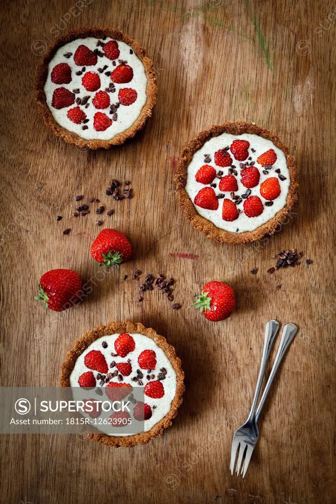 Wholemeal strawberry tartelets with white chocolate hemp sauce