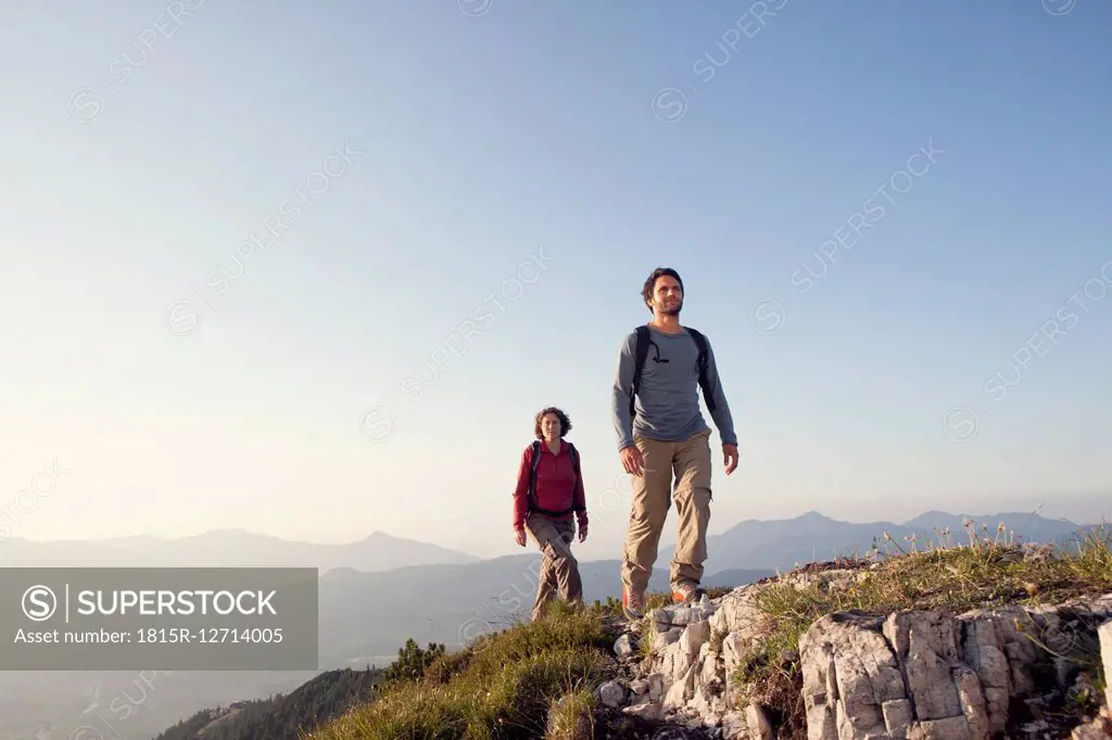 Austria, Tyrol, couple hiking at Unterberghorn