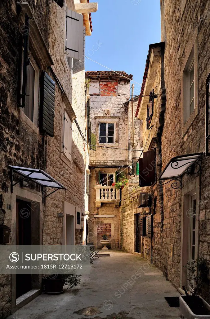 Croatia, Trogir, Narrow lane in old town